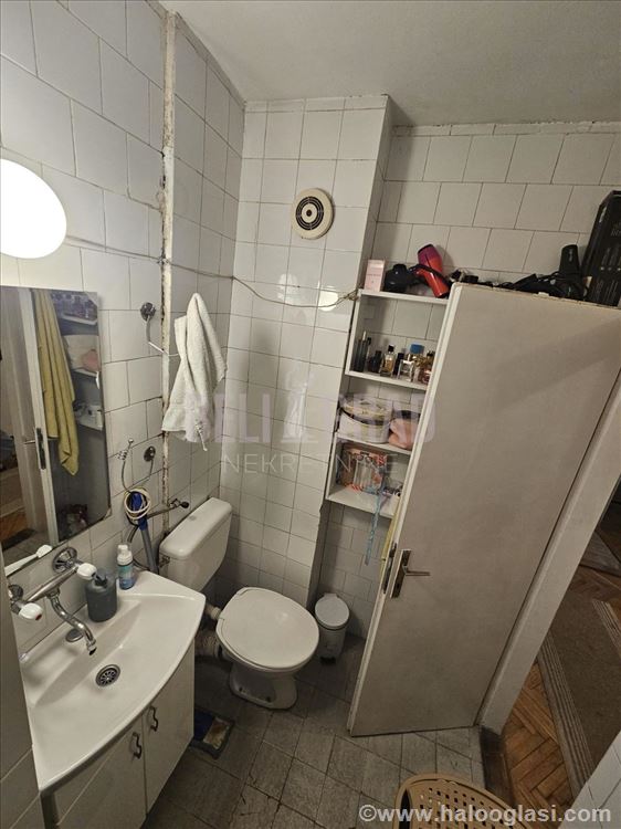 Lep funkcionalan uknjižen stan kod škole — fotografija