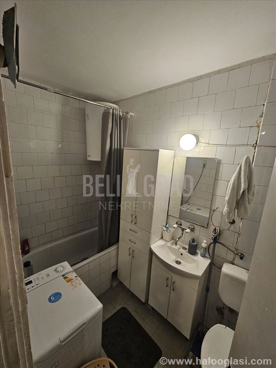 Lep funkcionalan uknjižen stan kod škole — fotografija