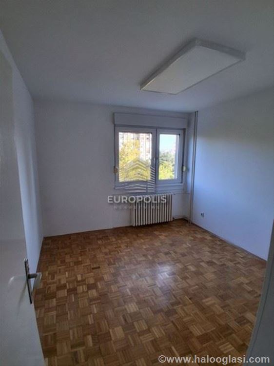 Dvoiposoban stan na Banjici – Crnotravska — fotografija